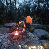 Feuerspeiende Drachenskulptur Wasserlandschaft