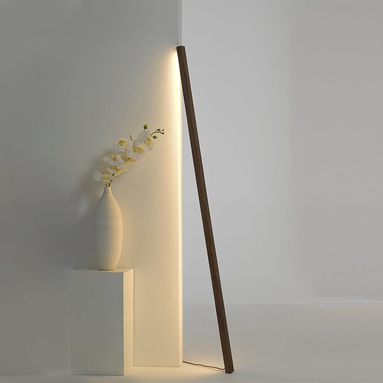 Minimalistische lineare Stehlampe aus Holz in zwei Farben