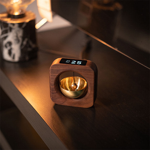 Batteriebetriebener Timer aus Holz mit Kupferglocke