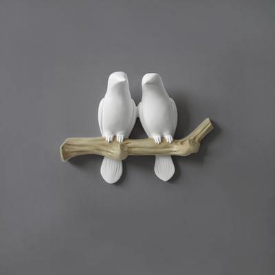 Dekorativer Kleiderbügel aus Kunstharz mit singenden Vögeln