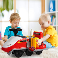 Kinder fahren mit einer elektrischen Dampfeisenbahn