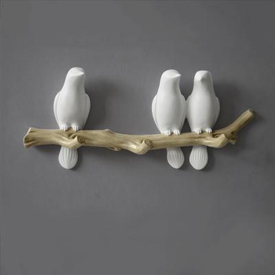 Dekorativer Kleiderbügel aus Kunstharz mit singenden Vögeln