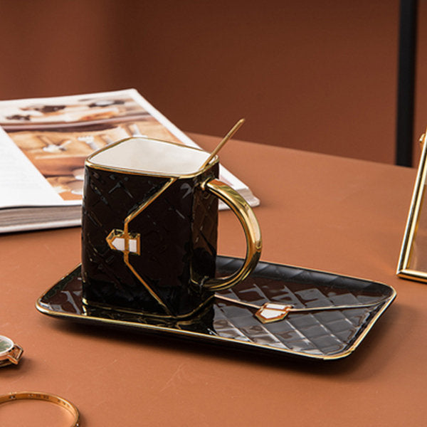 Kaffeetasse mit Untertasse und Löffel im Handtaschen-Design