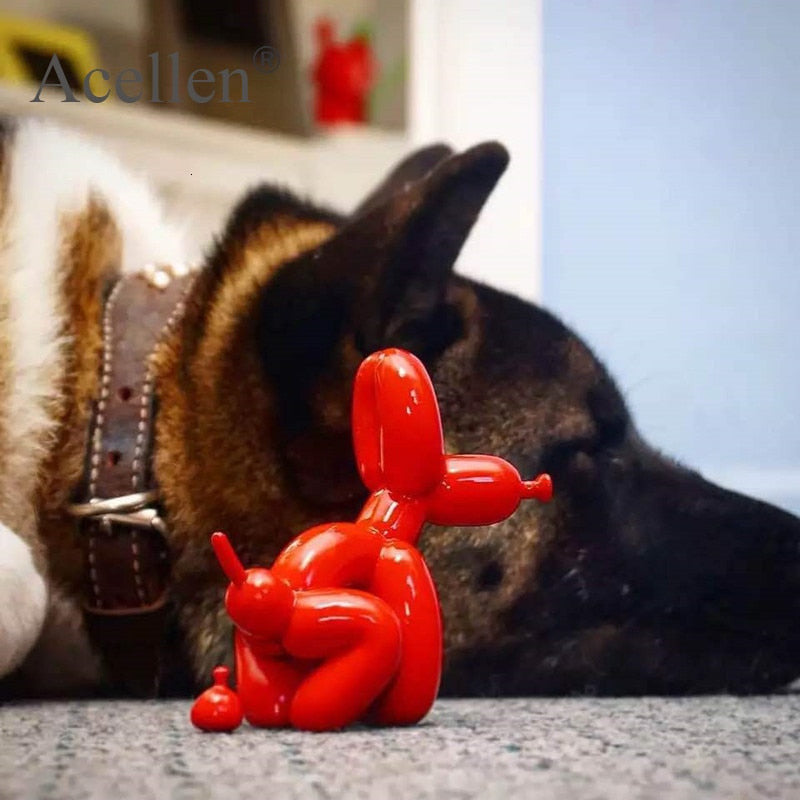 Ballonhund macht eine Kotskulptur