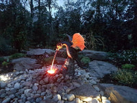 Feuerspeiende Drachenskulptur Wasserlandschaft