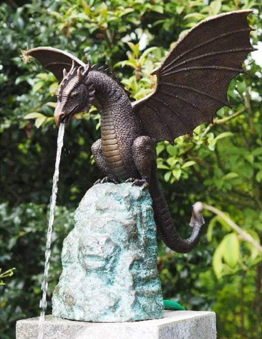 Feuerspeiende Drachenskulptur Wasserlandschaft