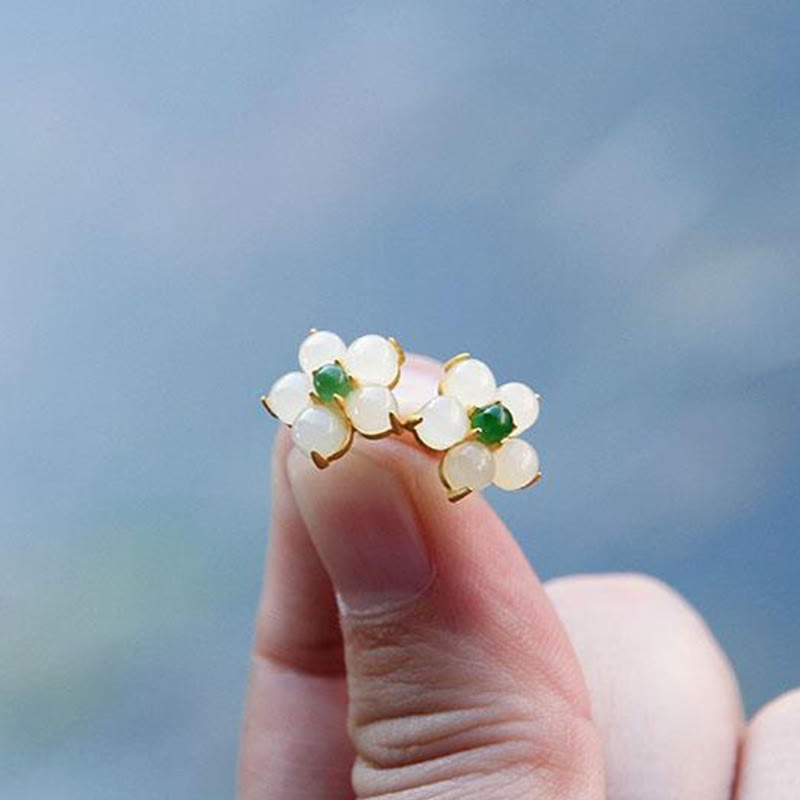 Ohrstecker Glücksblume aus weißer Jade 