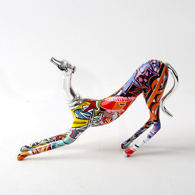 Statue eines Windhunds mit Graffiti-Malerei aus Kunstharz