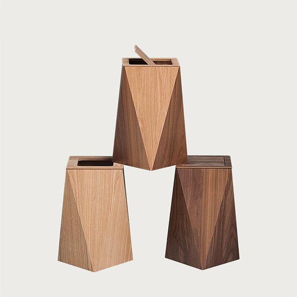 Geometrischer Mülleimer aus Holz im nordischen Stil mit Rautenmuster