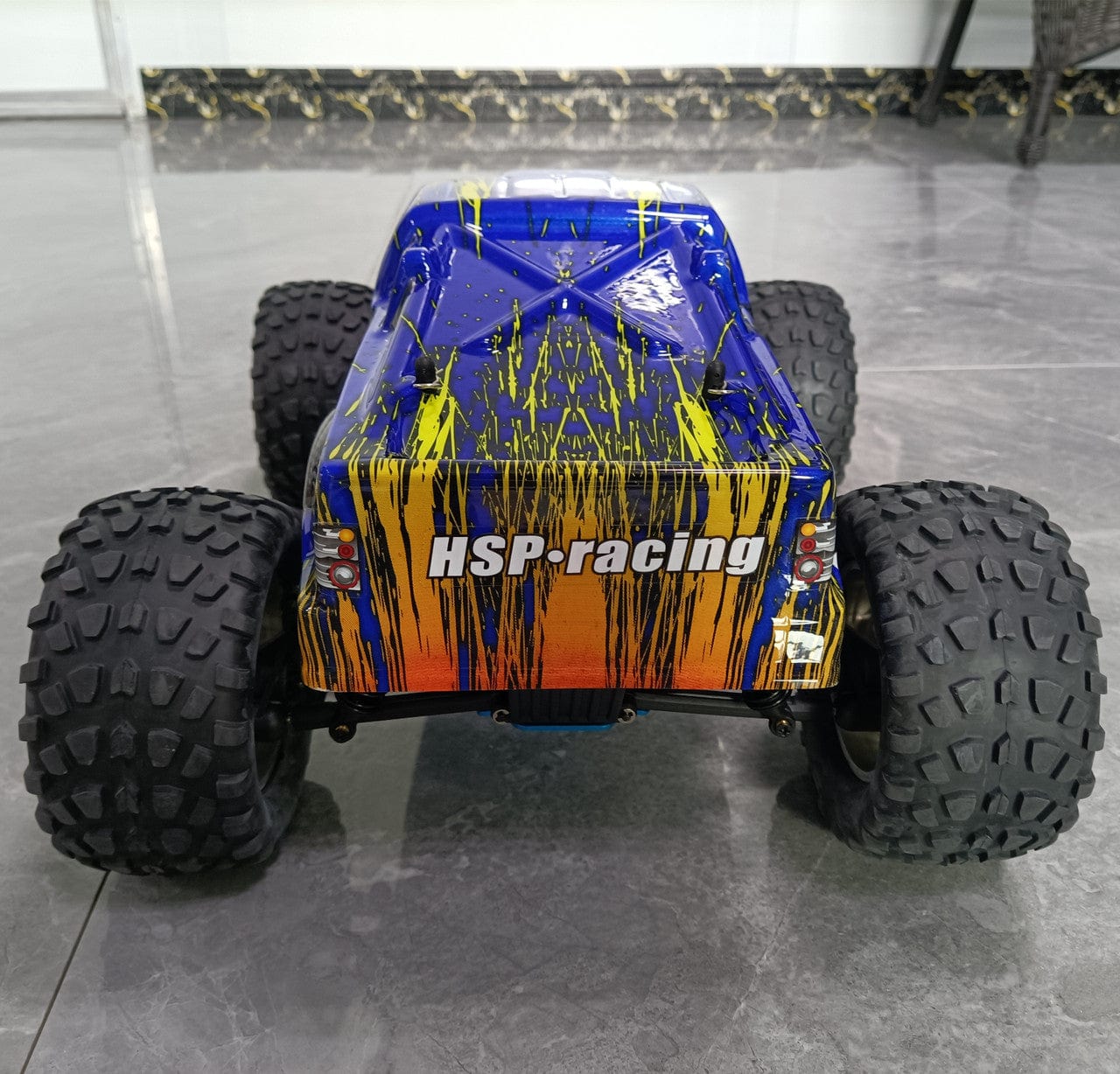 Schneller RC-Benzin-Nitro-Offroad-Monstertruck im Maßstab 1:10 mit zwei Geschwindigkeiten