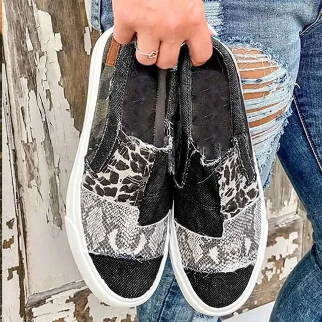 Lässige Slip-On-Flats aus Canvas mit Animalprint und Schnittkanten