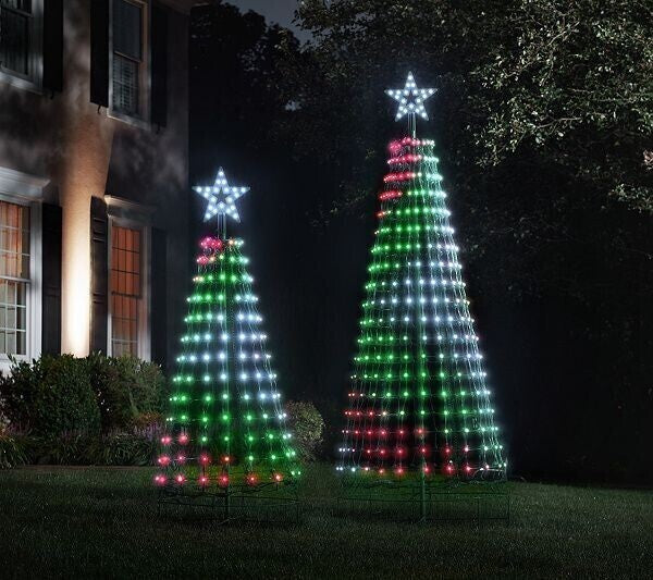 Animierte LED-Lichtshow mit mehrfarbigem Weihnachtsbaum im Freien