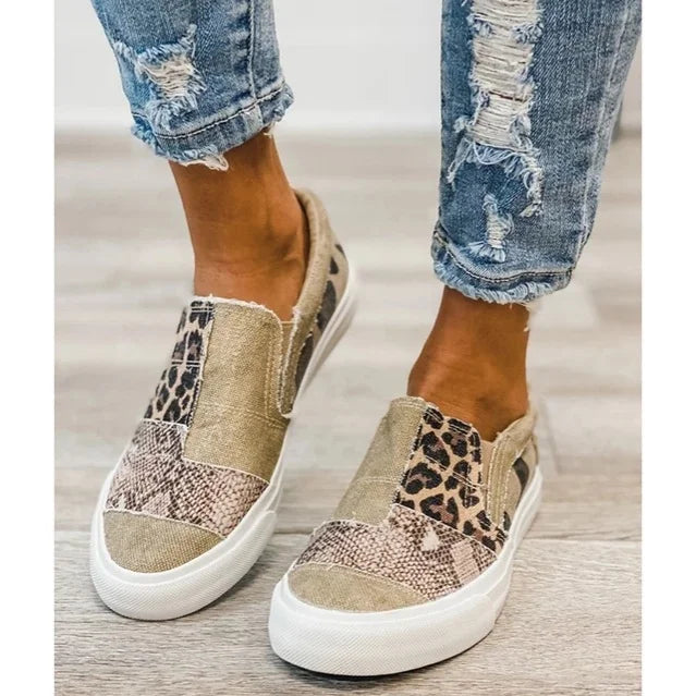 Lässige Slip-On-Flats aus Canvas mit Animalprint und Schnittkanten