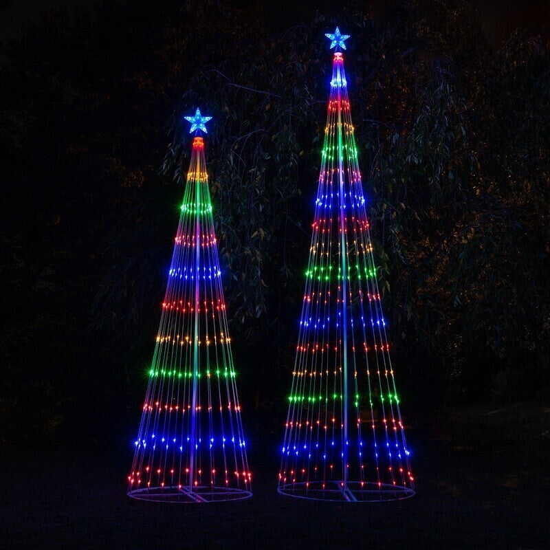 Animierte LED-Lichtshow mit mehrfarbigem Weihnachtsbaum im Freien