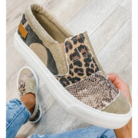 Lässige Slip-On-Flats aus Canvas mit Animalprint und Schnittkanten